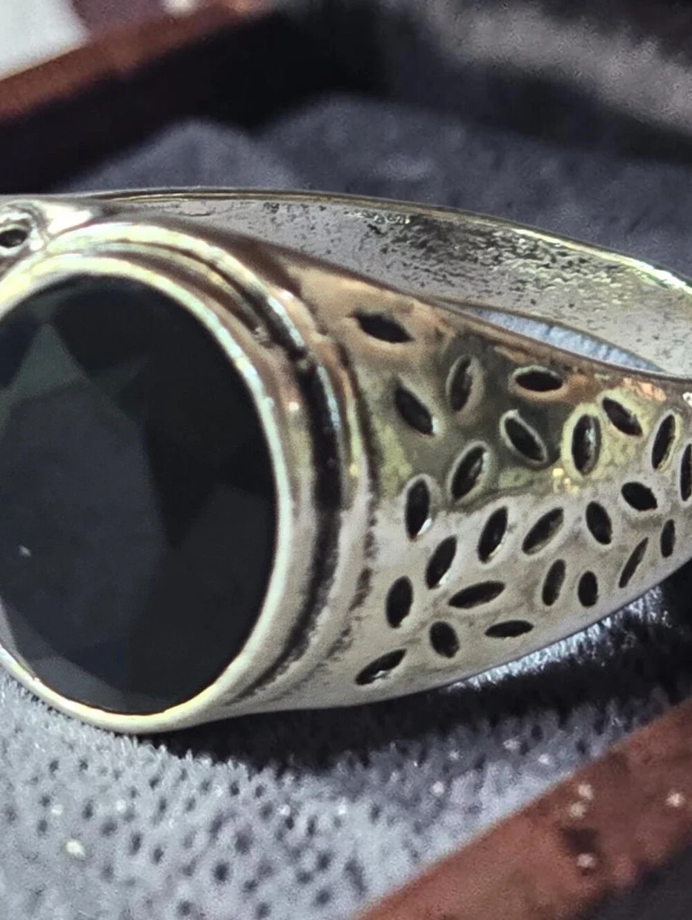 BLACK ONYX BEZEL SET BAND  SHOULDER LEAF MOTIFF NEW SIZE 11 QUALITY TITANIUMRING